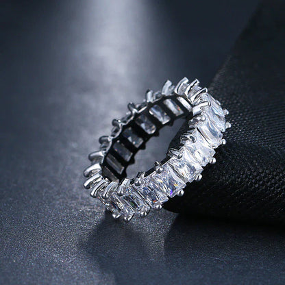 Eleganter Zirkonia-Ring in edlem Gold und Silber