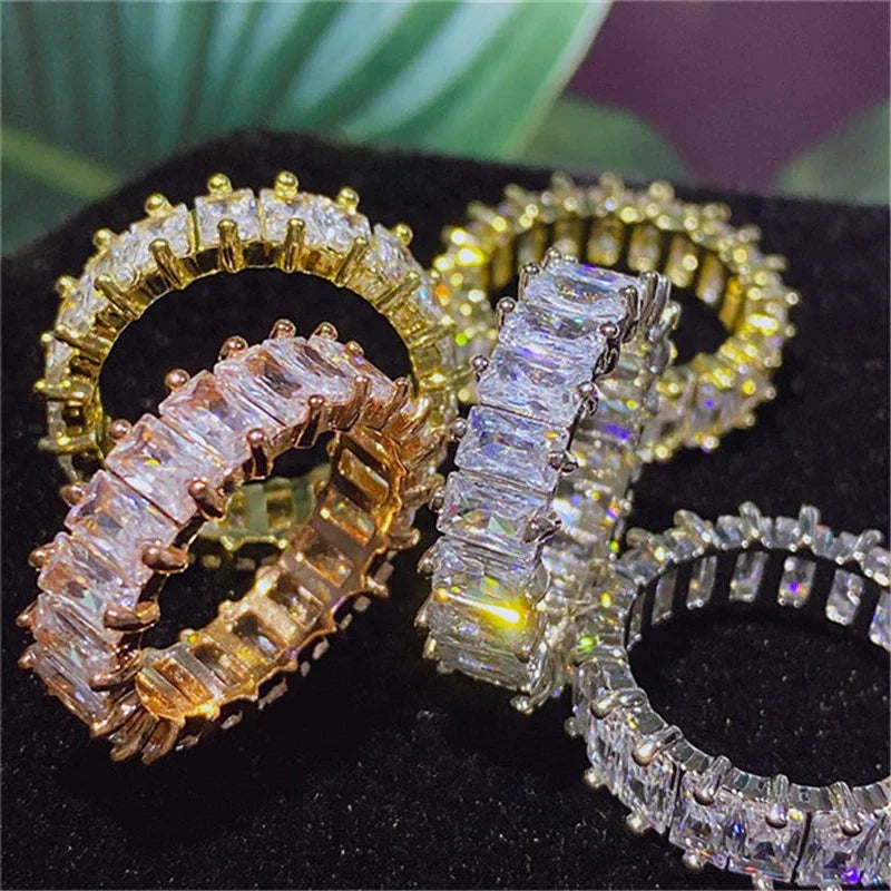 Eleganter Zirkonia-Ring in edlem Gold und Silber