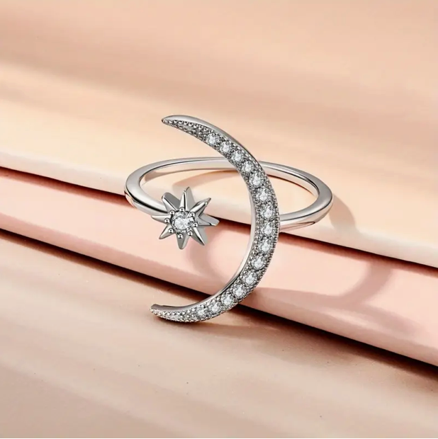 Eleganter Silberring mit strahlendem Mond- und Stern-Diamanten