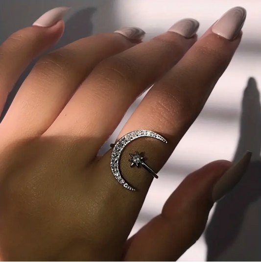 Eleganter Silberring mit strahlendem Mond- und Stern-Diamanten