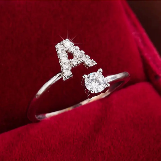 Schmuckstück aus Gold und Silber: Eleganter Diamanten-Buchstabenring