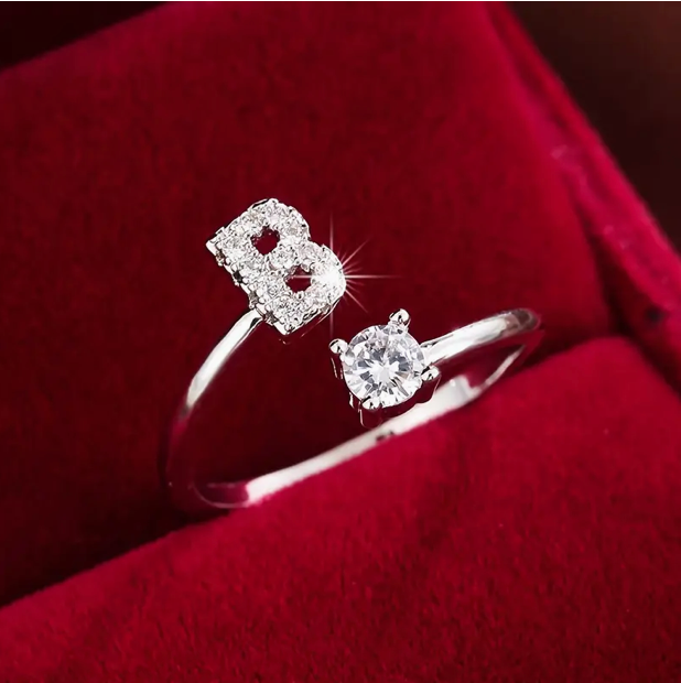 Schmuckstück aus Gold und Silber: Eleganter Diamanten-Buchstabenring