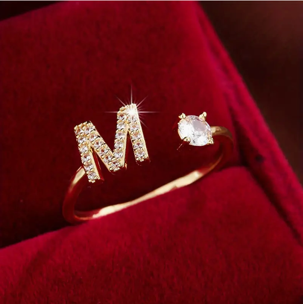 Schmuckstück aus Gold und Silber: Eleganter Diamanten-Buchstabenring