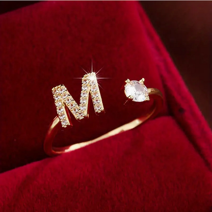 Schmuckstück aus Gold und Silber: Eleganter Diamanten-Buchstabenring