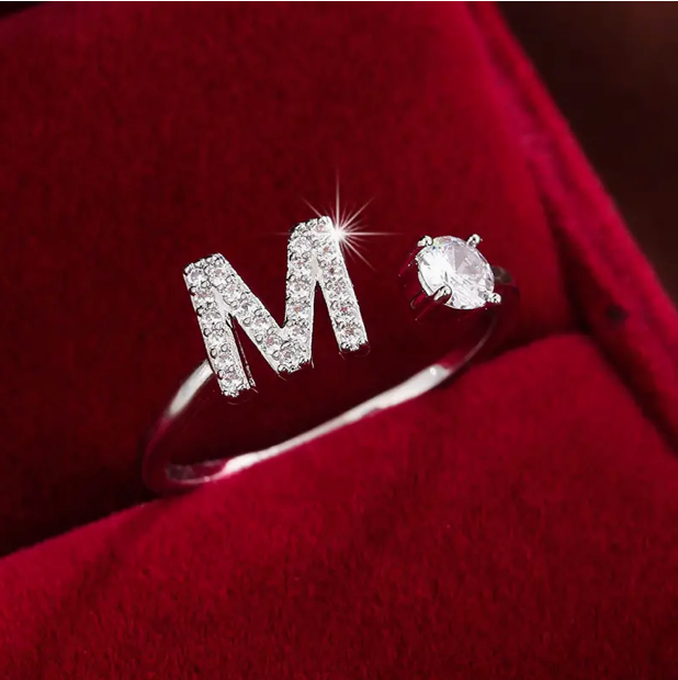 Schmuckstück aus Gold und Silber: Eleganter Diamanten-Buchstabenring