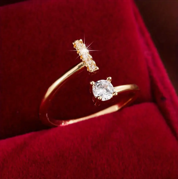 Schmuckstück aus Gold und Silber: Eleganter Diamanten-Buchstabenring