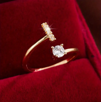 Schmuckstück aus Gold und Silber: Eleganter Diamanten-Buchstabenring