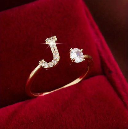 Schmuckstück aus Gold und Silber: Eleganter Diamanten-Buchstabenring