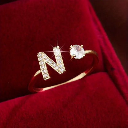 Schmuckstück aus Gold und Silber: Eleganter Diamanten-Buchstabenring