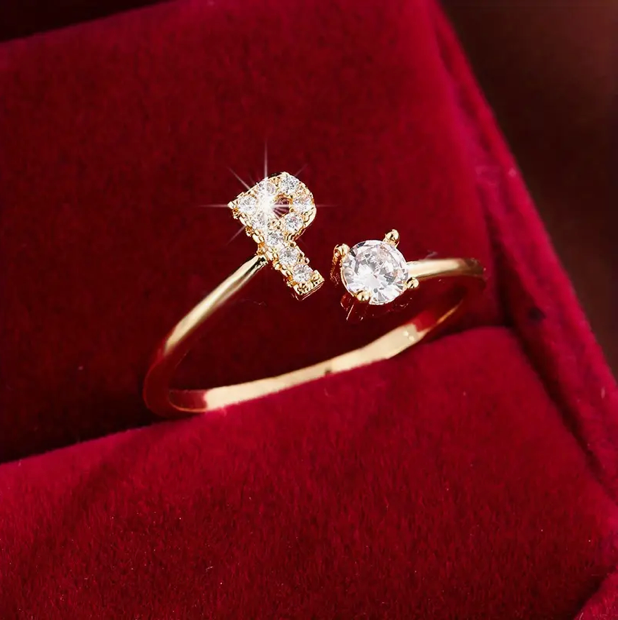 Schmuckstück aus Gold und Silber: Eleganter Diamanten-Buchstabenring