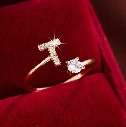 Schmuckstück aus Gold und Silber: Eleganter Diamanten-Buchstabenring