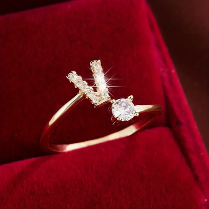 Schmuckstück aus Gold und Silber: Eleganter Diamanten-Buchstabenring