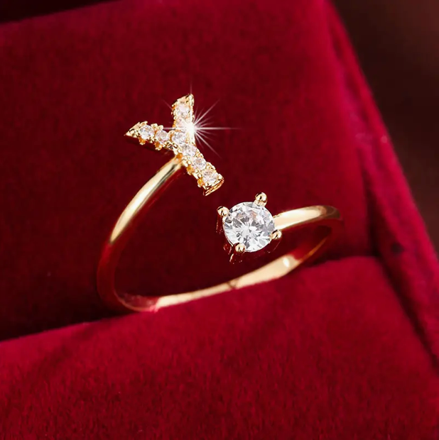 Schmuckstück aus Gold und Silber: Eleganter Diamanten-Buchstabenring