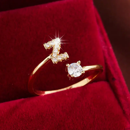 Schmuckstück aus Gold und Silber: Eleganter Diamanten-Buchstabenring