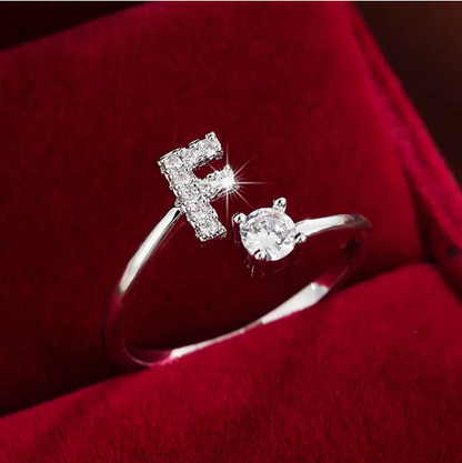 Schmuckstück aus Gold und Silber: Eleganter Diamanten-Buchstabenring