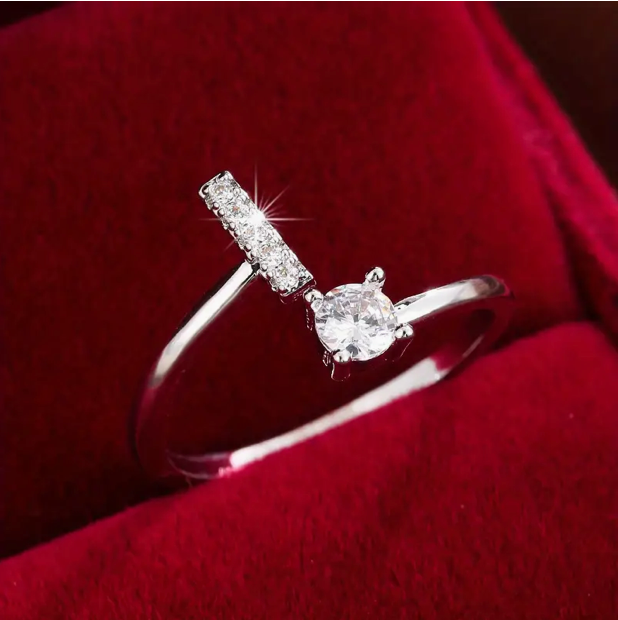 Schmuckstück aus Gold und Silber: Eleganter Diamanten-Buchstabenring