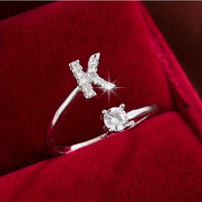 Schmuckstück aus Gold und Silber: Eleganter Diamanten-Buchstabenring