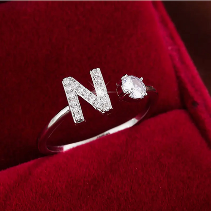 Schmuckstück aus Gold und Silber: Eleganter Diamanten-Buchstabenring