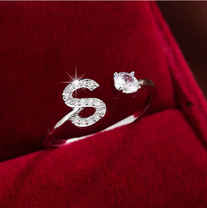 Schmuckstück aus Gold und Silber: Eleganter Diamanten-Buchstabenring