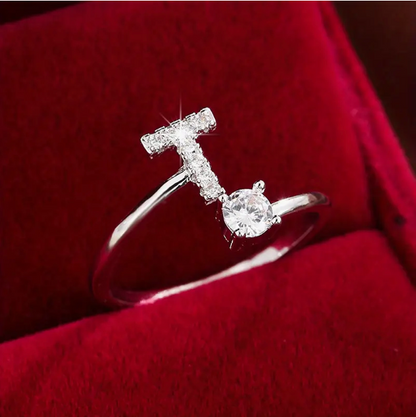 Schmuckstück aus Gold und Silber: Eleganter Diamanten-Buchstabenring