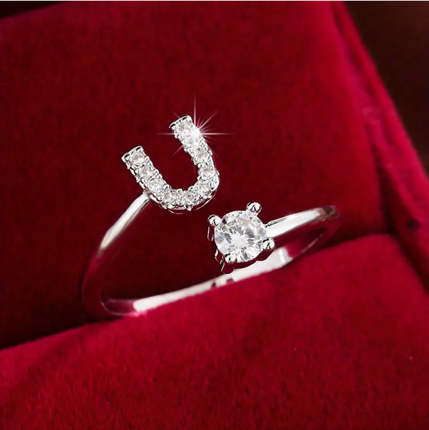 Schmuckstück aus Gold und Silber: Eleganter Diamanten-Buchstabenring