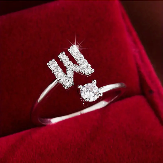 Schmuckstück aus Gold und Silber: Eleganter Diamanten-Buchstabenring