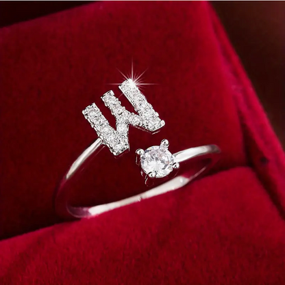 Schmuckstück aus Gold und Silber: Eleganter Diamanten-Buchstabenring