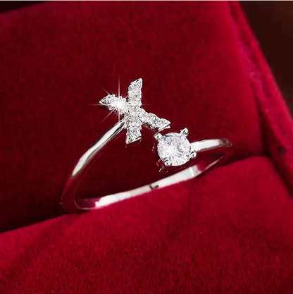 Schmuckstück aus Gold und Silber: Eleganter Diamanten-Buchstabenring