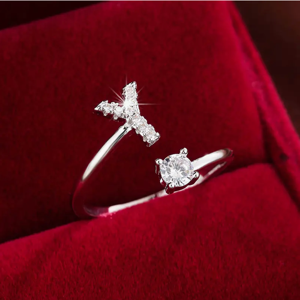 Schmuckstück aus Gold und Silber: Eleganter Diamanten-Buchstabenring