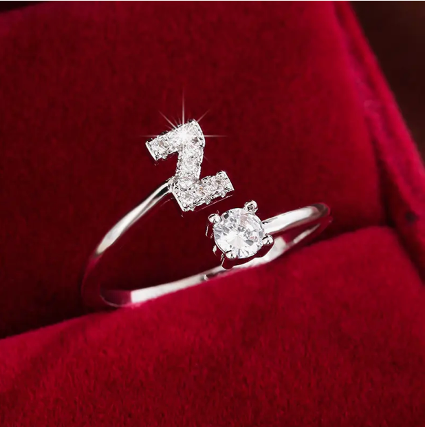 Schmuckstück aus Gold und Silber: Eleganter Diamanten-Buchstabenring