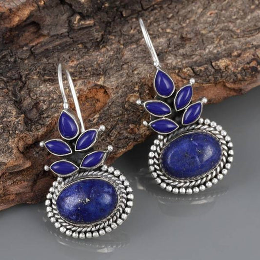 Elegante Boho-Ohrringe mit strahlendem blauen Opal und filigranen Sterlingsilber-Blüten