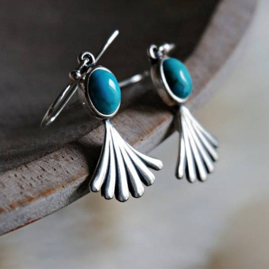 Trendige Boho-Ohrringe mit leuchtendem blauen Opal