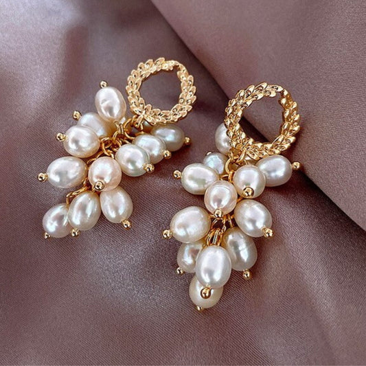 Elegante Perlenohrringe mit goldener Verknüpfung
