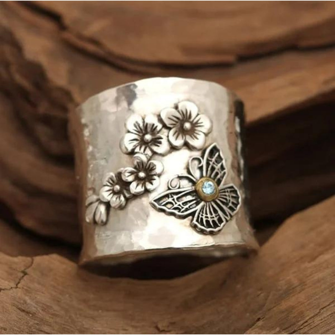 Blossom- und Schmetterlingsbreiter Ring – Umarmen Sie die Schönheit der Natur