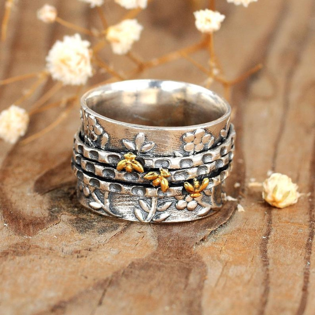 Zarter Ring mit Bienenblüten-Design