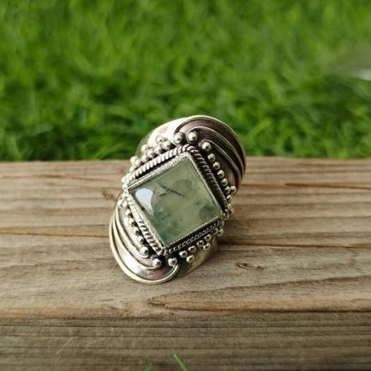 Eleganter Ring mit kunstvoller Smaragdschnitzerei