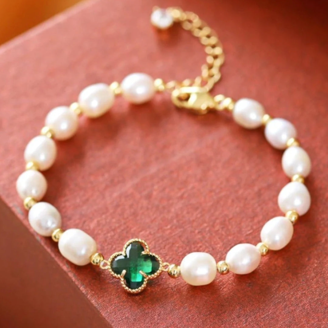 Elegantes smaragdgrünes Kleeblatt-Perlenarmband