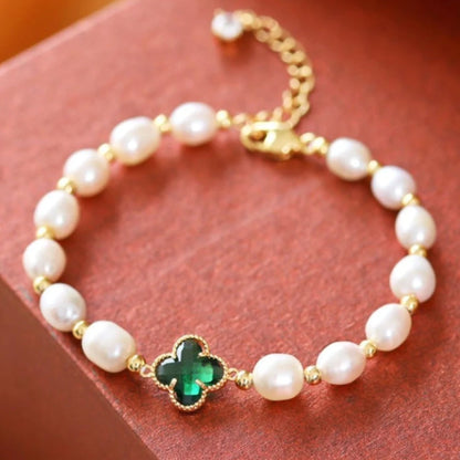 Elegantes smaragdgrünes Kleeblatt-Perlenarmband