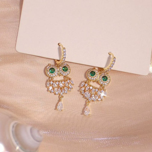 Elegante goldene Ohrringe mit grünen Zirkonia und Eulen-Motiv