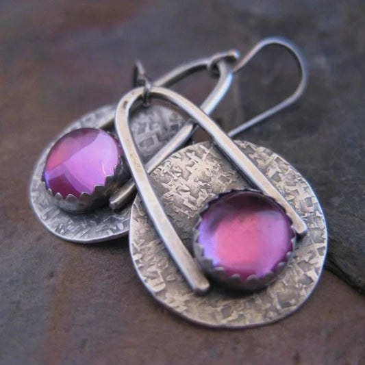 Elegante Boho-Ohrringe mit leuchtenden lilafarbenen Steinen aus Sterlingsilber