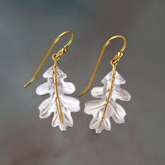 Elegante goldene Boho-Ohrringe mit strahlenden weißen Blättern