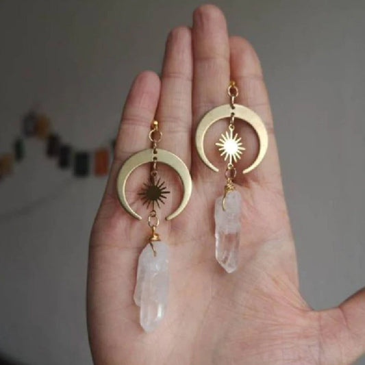 Elegante goldene Quarz-Ohrringe im Boho-Stil