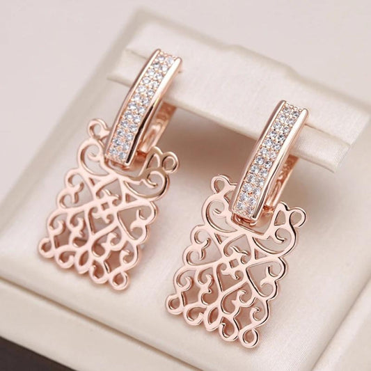 Elegante Efeu-Ohrringe mit funkelnden Zirkonia in hochwertigem Roségold