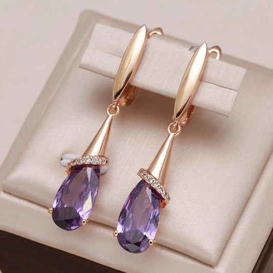 Elegante Gold-Ohrringe mit funkelnden lila Zirkonia