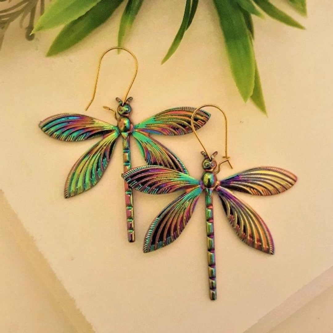 Fantasievolle, bunte Libellen-Ohrringe im chromatischen Design