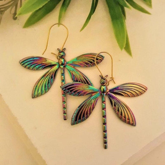 Fantasievolle, bunte Libellen-Ohrringe im chromatischen Design