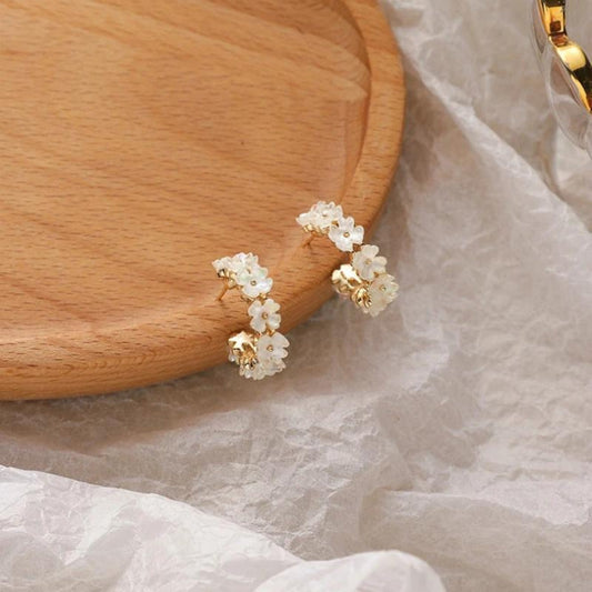 Elegante goldene Ohrringe im Gänseblümchen-Design