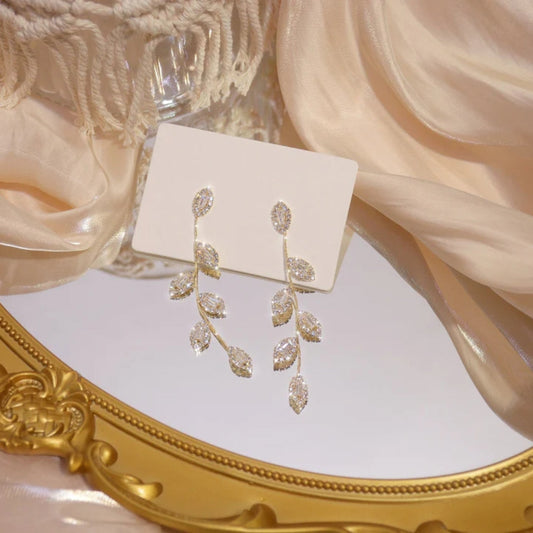 Elegante Ohrringe mit Zirkonia-Blatt-Anhänger in edlem Gold und Silber