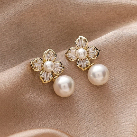Elegante Kristallblumen-Ohrstecker mit funkelnden Goldperlen