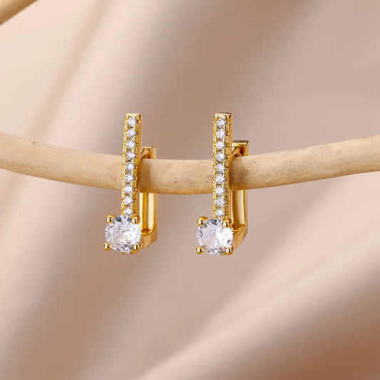Elegante vergoldete Ohrringe mit funkelndem Zirkonia